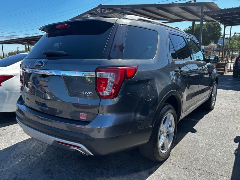 Ford Explorer Vehicle Full-screen Gallery Image 4