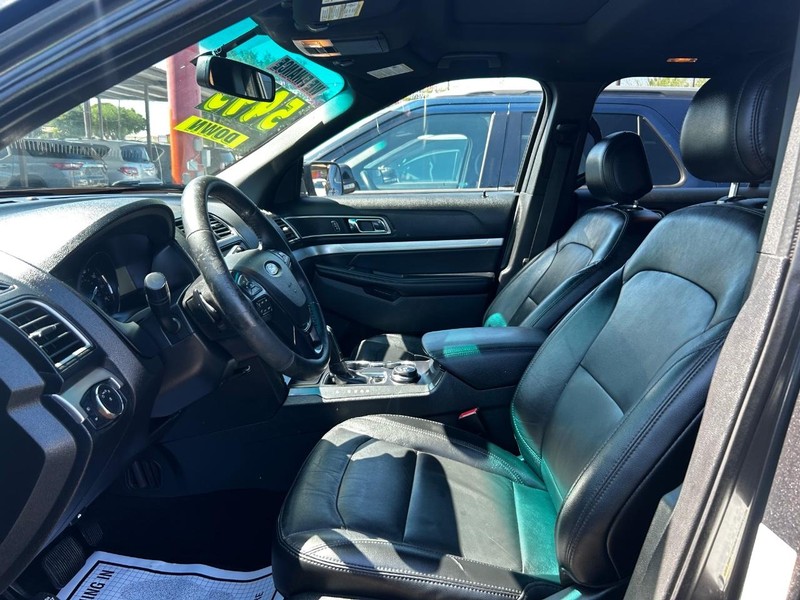 Ford Explorer Vehicle Full-screen Gallery Image 5