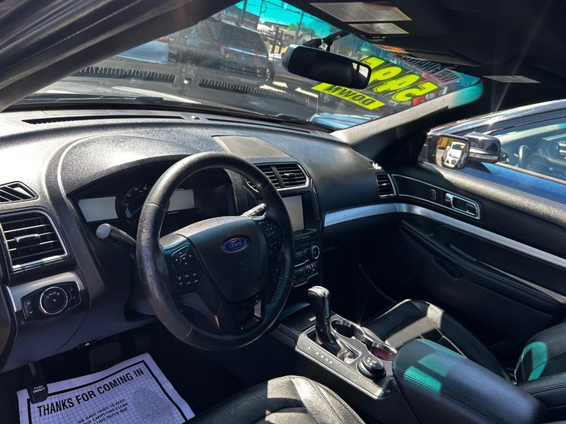 Ford Explorer Vehicle Full-screen Gallery Image 6