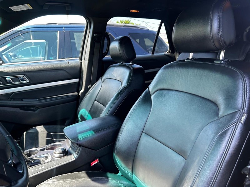 Ford Explorer Vehicle Full-screen Gallery Image 7