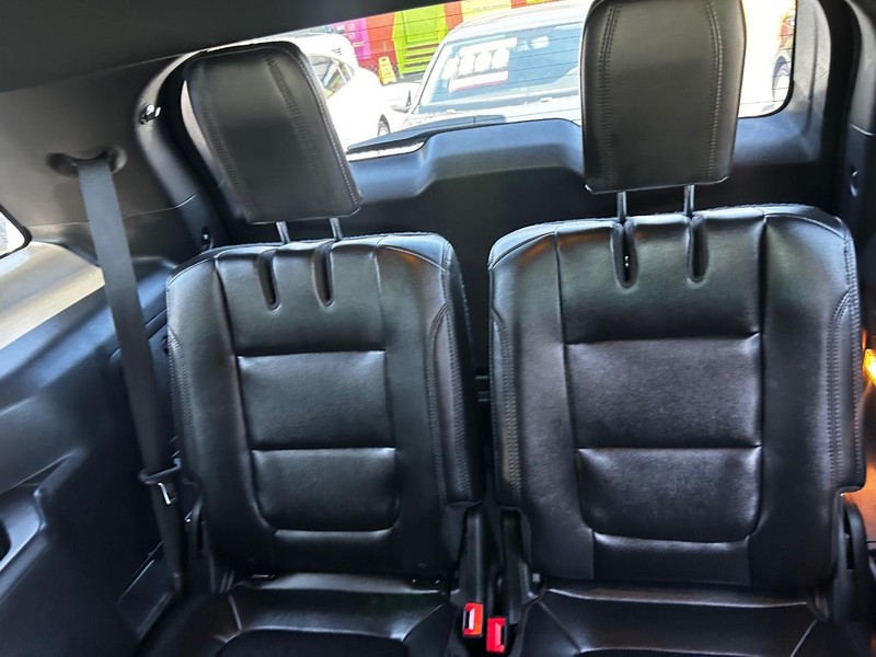 Ford Explorer Vehicle Full-screen Gallery Image 8