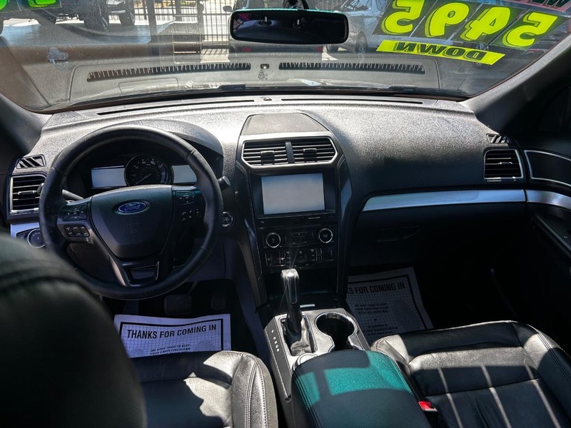 Ford Explorer Vehicle Full-screen Gallery Image 9