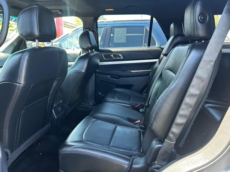 Ford Explorer Vehicle Full-screen Gallery Image 10