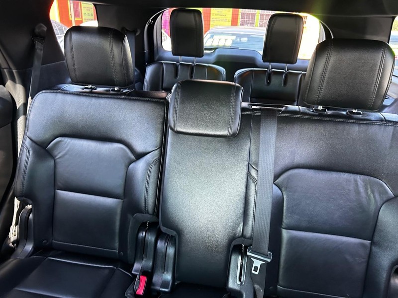 Ford Explorer Vehicle Full-screen Gallery Image 11