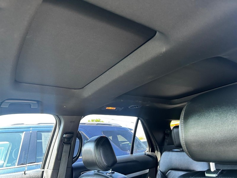 Ford Explorer Vehicle Full-screen Gallery Image 12