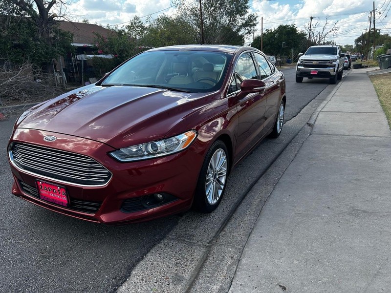 Ford Fusion Vehicle Full-screen Gallery Image 2