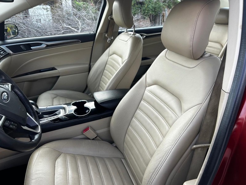 Ford Fusion Vehicle Full-screen Gallery Image 6