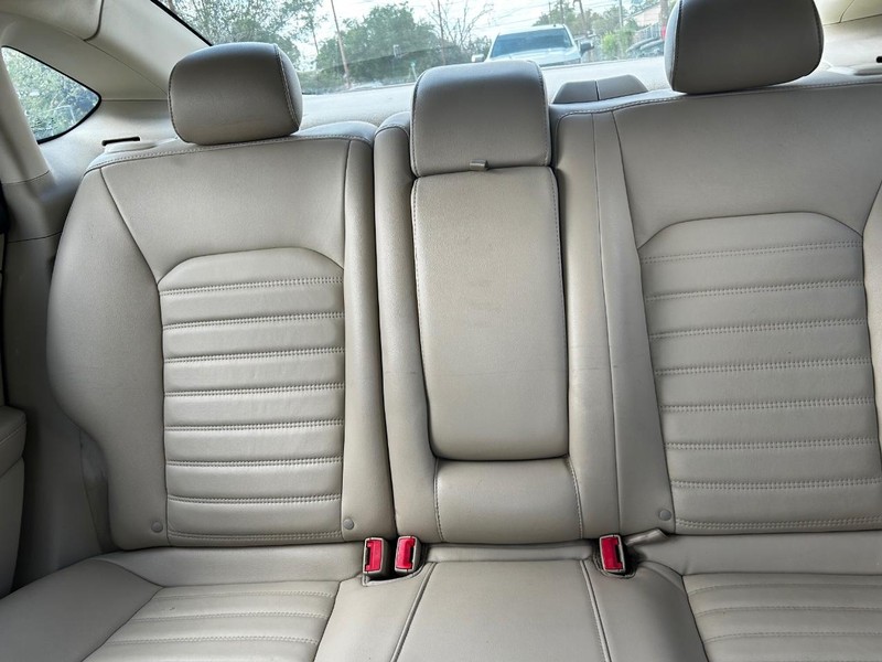 Ford Fusion Vehicle Full-screen Gallery Image 8