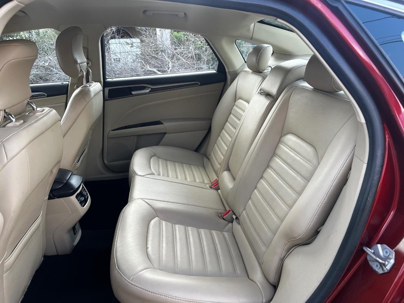 Ford Fusion Vehicle Full-screen Gallery Image 9