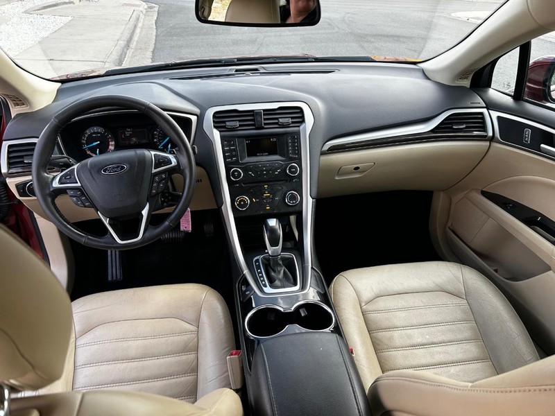 Ford Fusion Vehicle Full-screen Gallery Image 10