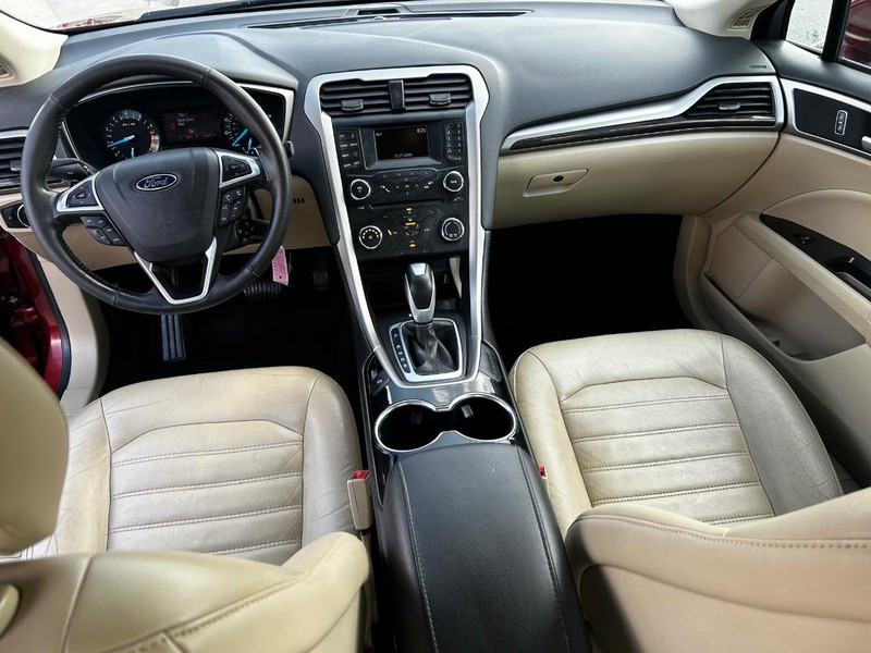 Ford Fusion Vehicle Full-screen Gallery Image 11