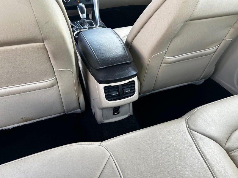 Ford Fusion Vehicle Full-screen Gallery Image 12