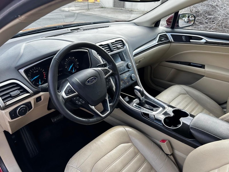 Ford Fusion Vehicle Full-screen Gallery Image 13