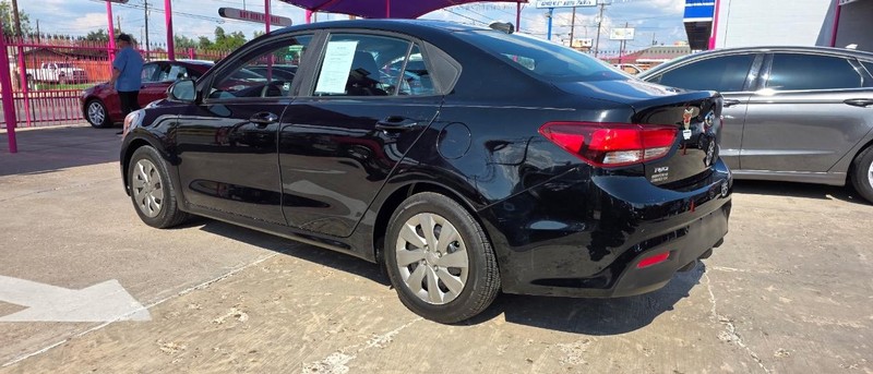 Kia Rio Vehicle Full-screen Gallery Image 4