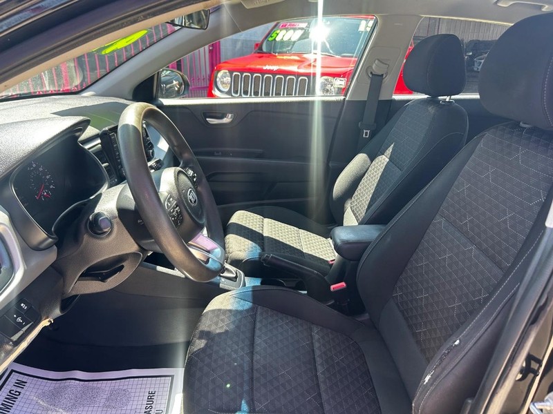 Kia Rio Vehicle Full-screen Gallery Image 6