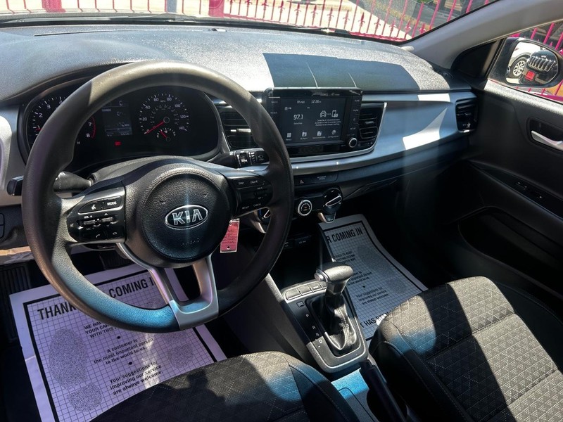Kia Rio Vehicle Full-screen Gallery Image 7