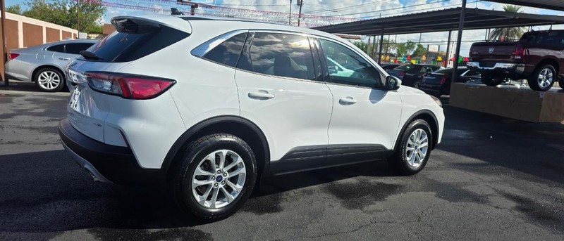 Ford Escape Vehicle Full-screen Gallery Image 4