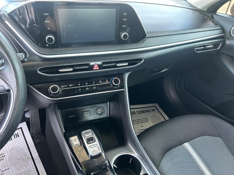 Hyundai Sonata Vehicle Full-screen Gallery Image 7