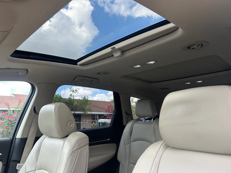 Buick Enclave Vehicle Full-screen Gallery Image 8