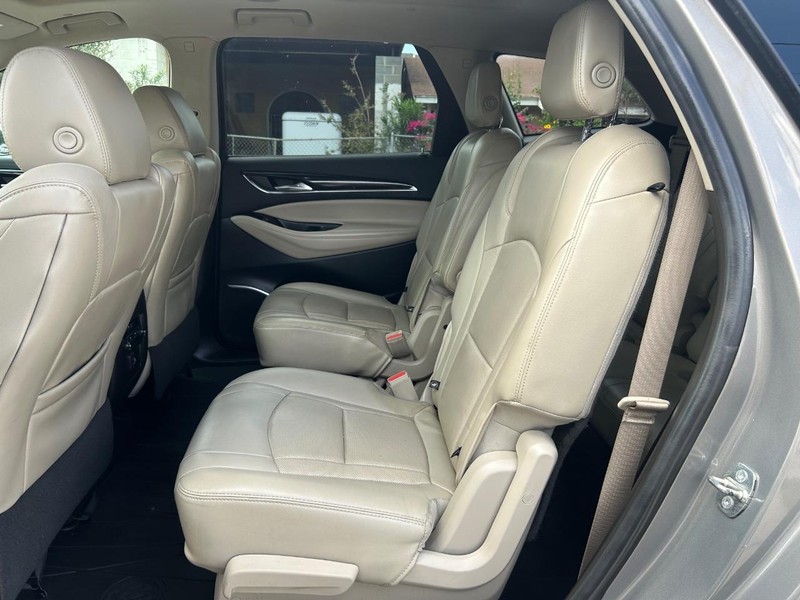 Buick Enclave Vehicle Full-screen Gallery Image 9