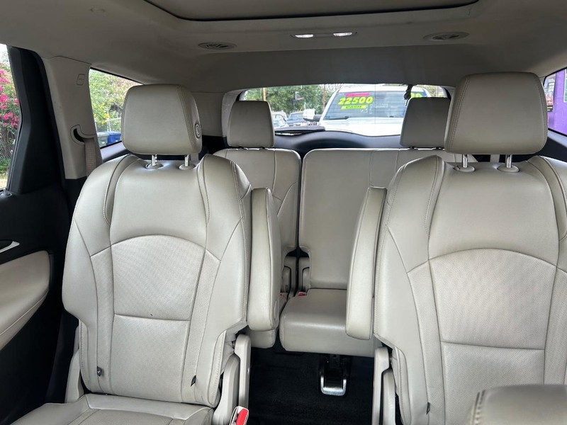 Buick Enclave Vehicle Full-screen Gallery Image 10