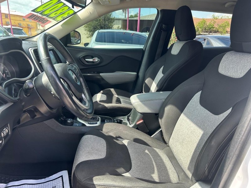 Jeep Cherokee Vehicle Full-screen Gallery Image 5