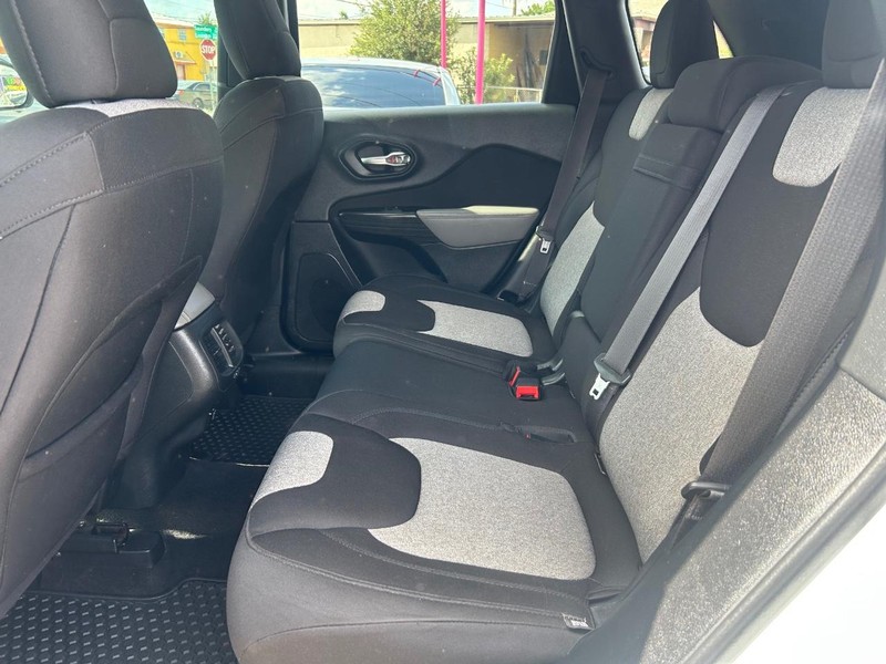 Jeep Cherokee Vehicle Full-screen Gallery Image 8