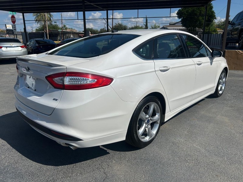 Ford Fusion Vehicle Full-screen Gallery Image 3