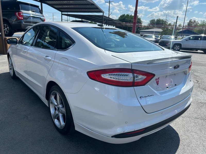 Ford Fusion Vehicle Full-screen Gallery Image 4