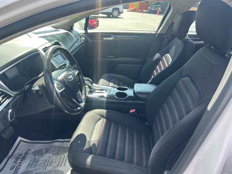 Ford Fusion Vehicle Full-screen Gallery Image 5