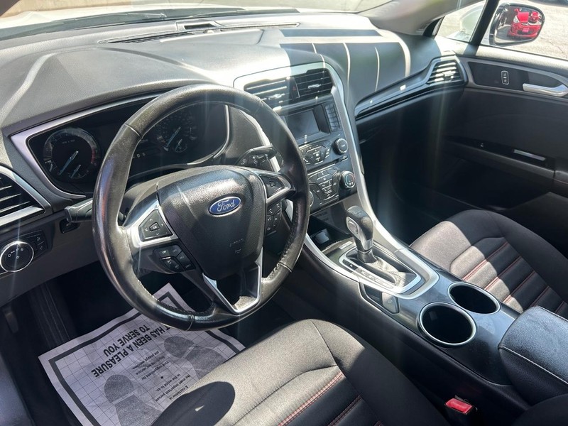 Ford Fusion Vehicle Full-screen Gallery Image 6