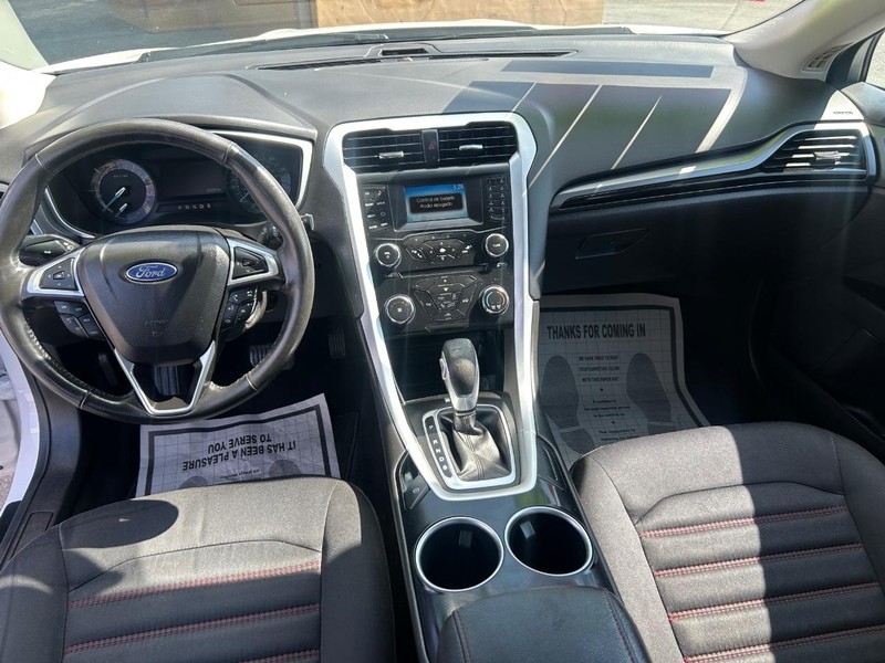 Ford Fusion Vehicle Full-screen Gallery Image 7