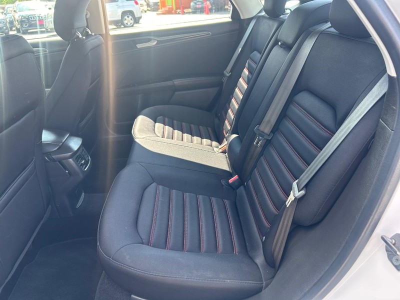 Ford Fusion Vehicle Full-screen Gallery Image 8