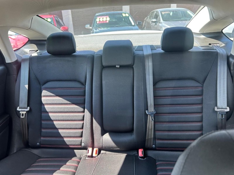 Ford Fusion Vehicle Full-screen Gallery Image 9