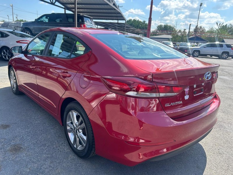 Hyundai Elantra Vehicle Full-screen Gallery Image 3