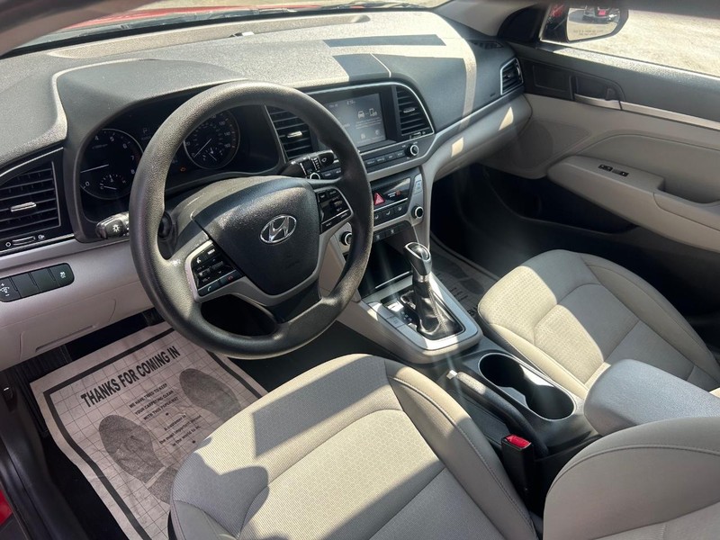 Hyundai Elantra Vehicle Full-screen Gallery Image 6