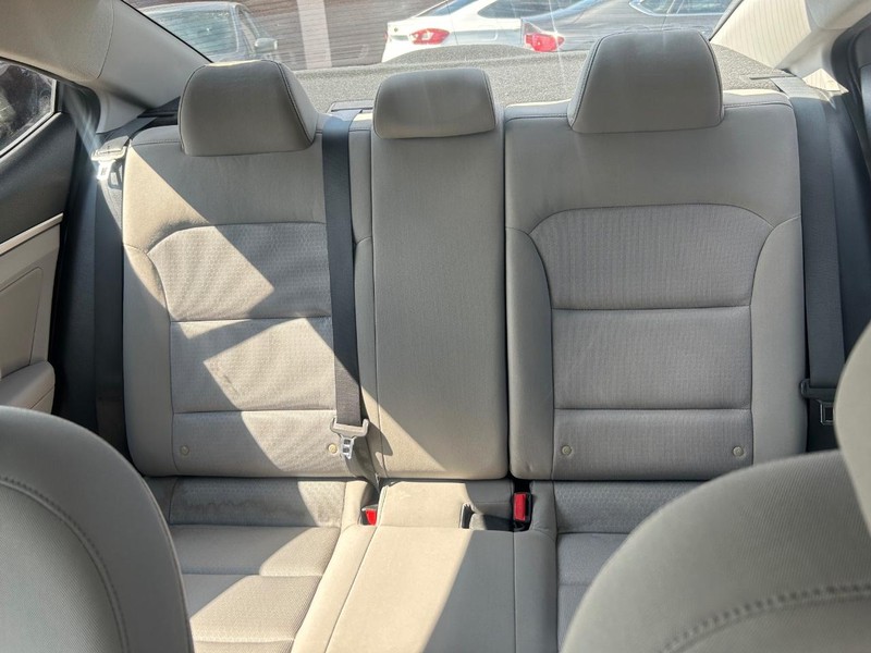 Hyundai Elantra Vehicle Full-screen Gallery Image 7