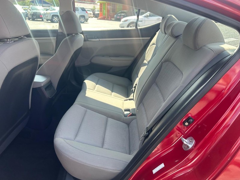 Hyundai Elantra Vehicle Full-screen Gallery Image 8