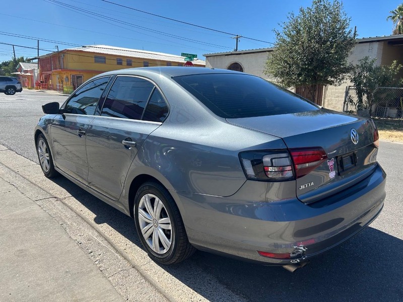 Volkswagen Jetta Vehicle Full-screen Gallery Image 3