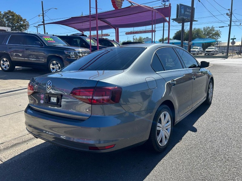 Volkswagen Jetta Vehicle Full-screen Gallery Image 4