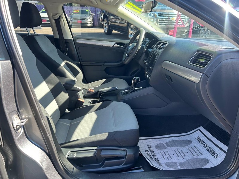 Volkswagen Jetta Vehicle Full-screen Gallery Image 5