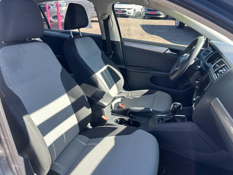 Volkswagen Jetta Vehicle Full-screen Gallery Image 6