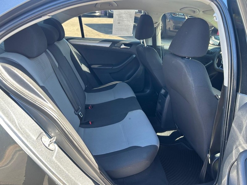 Volkswagen Jetta Vehicle Full-screen Gallery Image 7