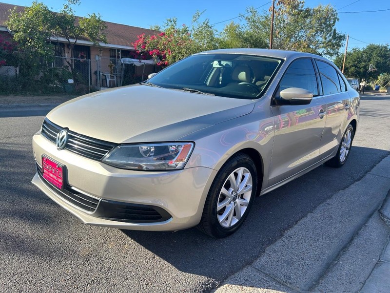 Volkswagen Jetta Sedan Vehicle Full-screen Gallery Image 2