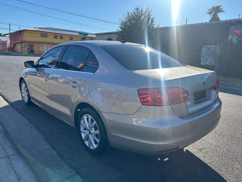 Volkswagen Jetta Sedan Vehicle Full-screen Gallery Image 3