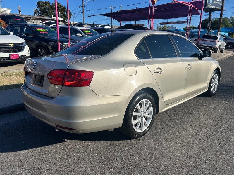 Volkswagen Jetta Sedan Vehicle Full-screen Gallery Image 4