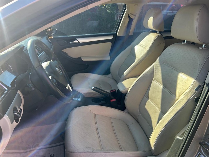 Volkswagen Jetta Sedan Vehicle Full-screen Gallery Image 5