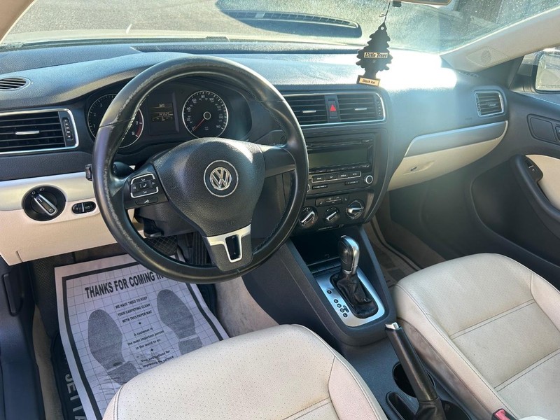 Volkswagen Jetta Sedan Vehicle Full-screen Gallery Image 6