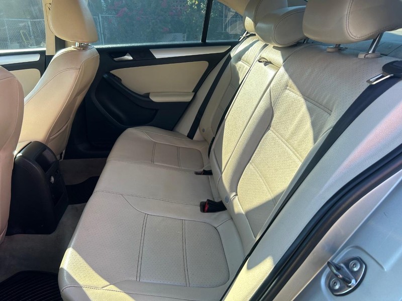 Volkswagen Jetta Sedan Vehicle Full-screen Gallery Image 8