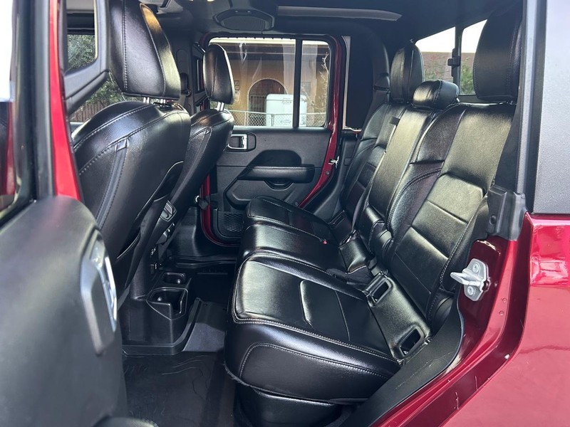 Jeep Gladiator Vehicle Full-screen Gallery Image 13